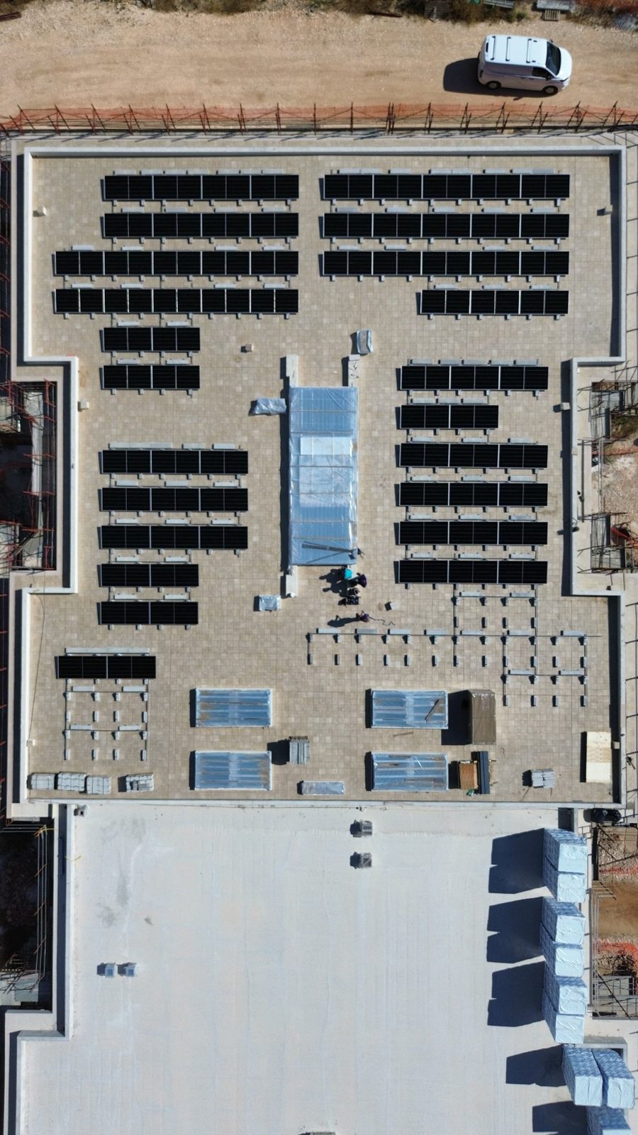 Grande impianto fotovoltaico su copertura piana