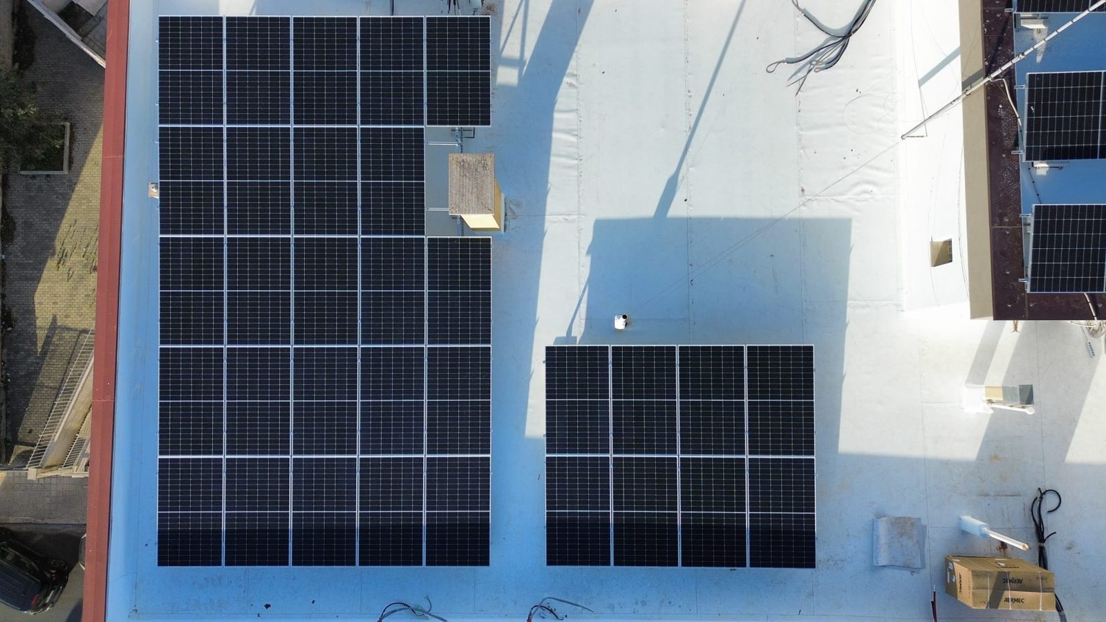 Fotovoltaico su tetto piano, vista dall'alto