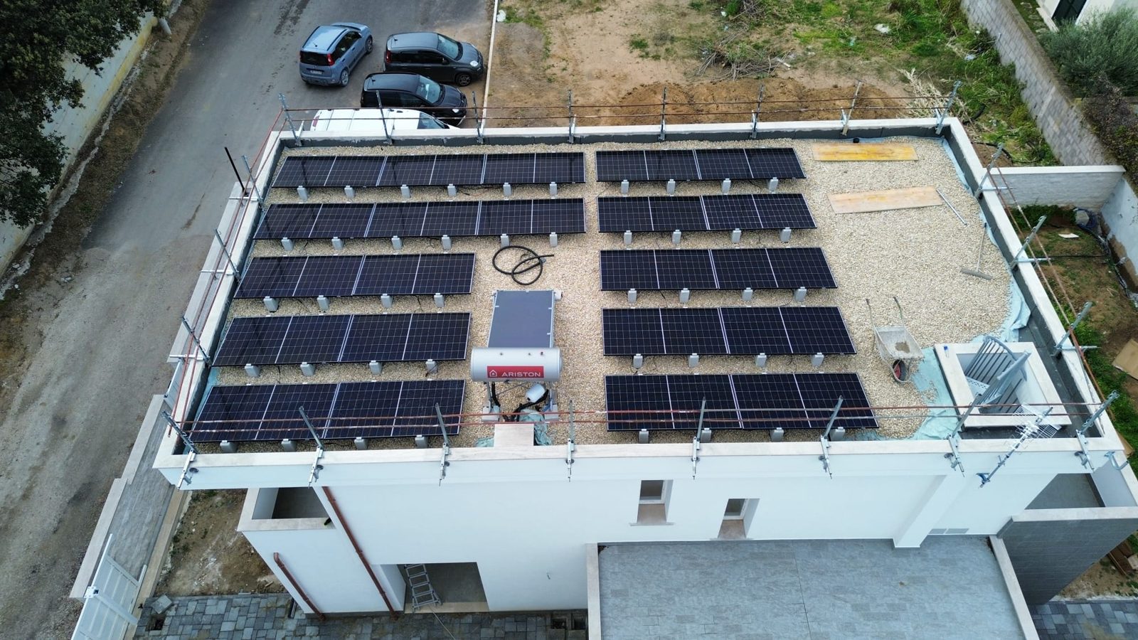 Impianto fotovoltaico su villa, vista drone