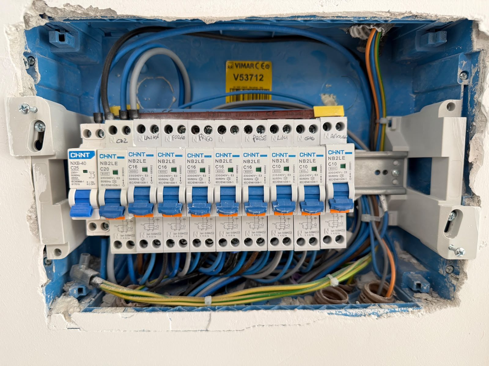 Quadro a incasso con differenziali per ogni linea