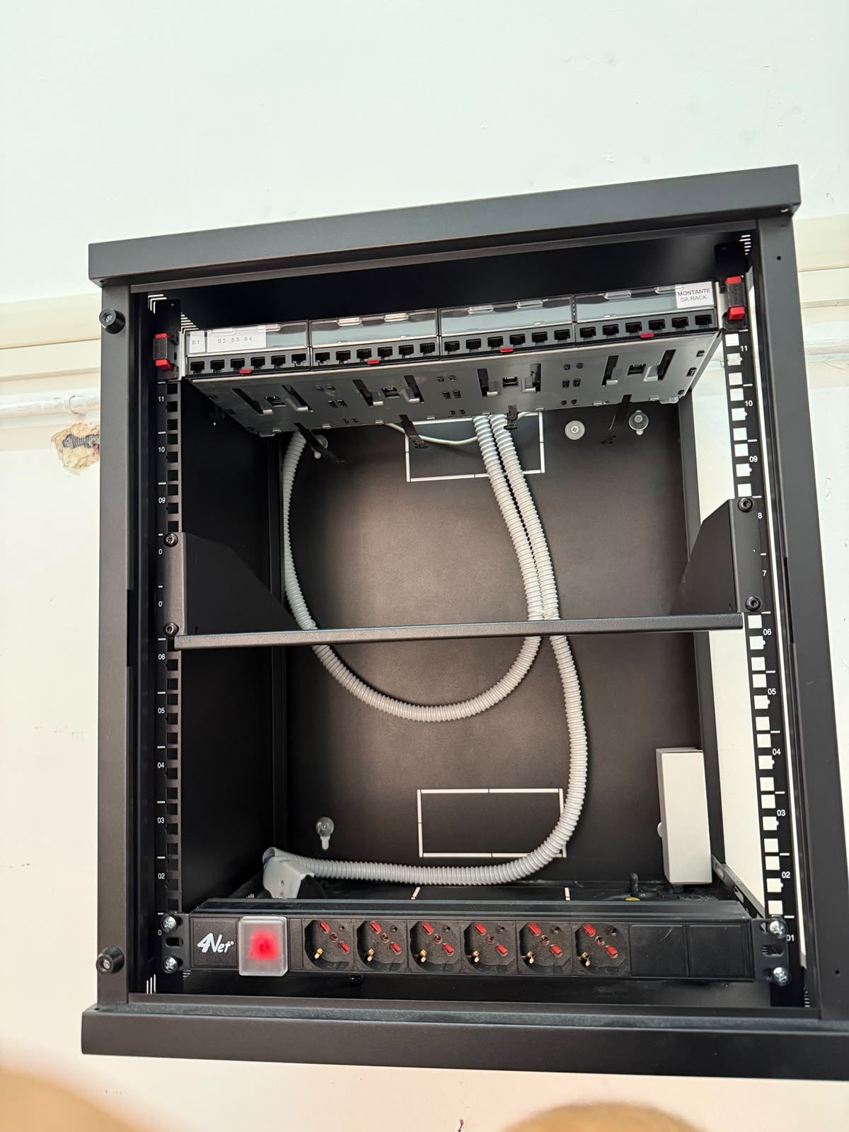 Armadio rack di rete con patch panel